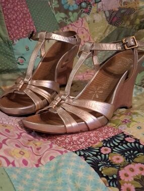 Kenneth Cole Reaction Metallic Rose Gold T-Strap Wedge Sandals